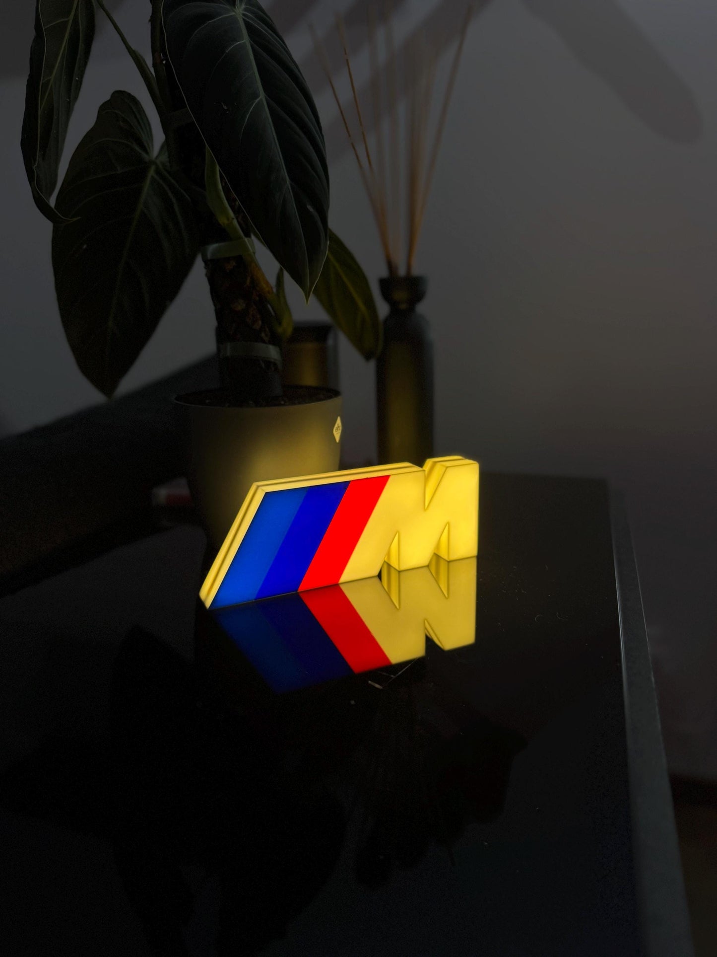 BMW M Lightbox, Lampe – Bringe die Power der M-Streifen zum Leuchten!