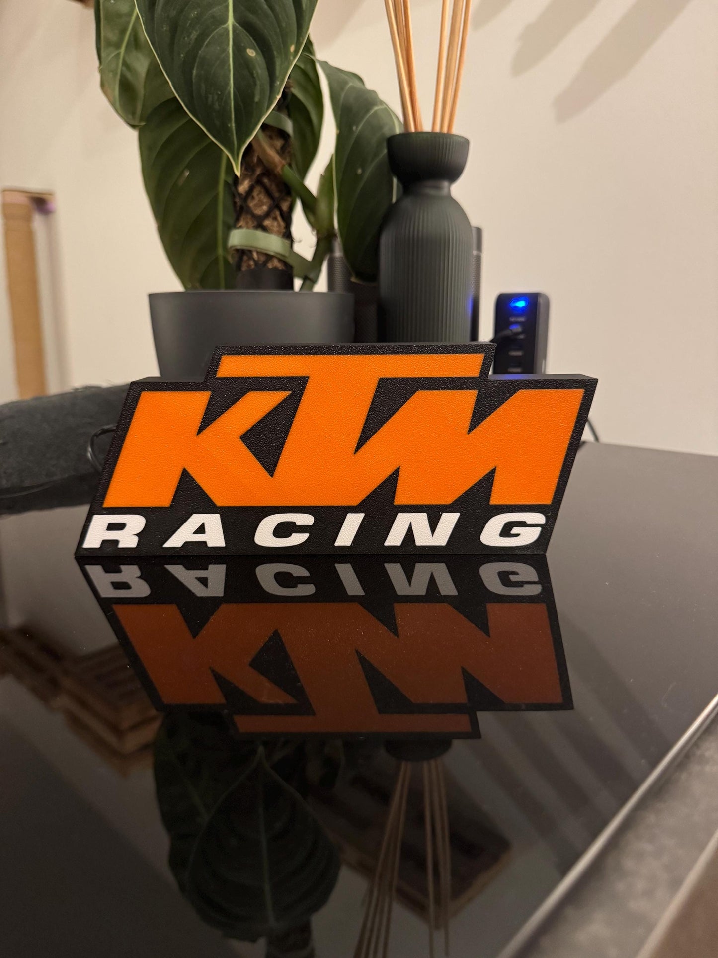 KTM Racing Lightbox – Die Freiheit des Rennsports im eigenen Raum