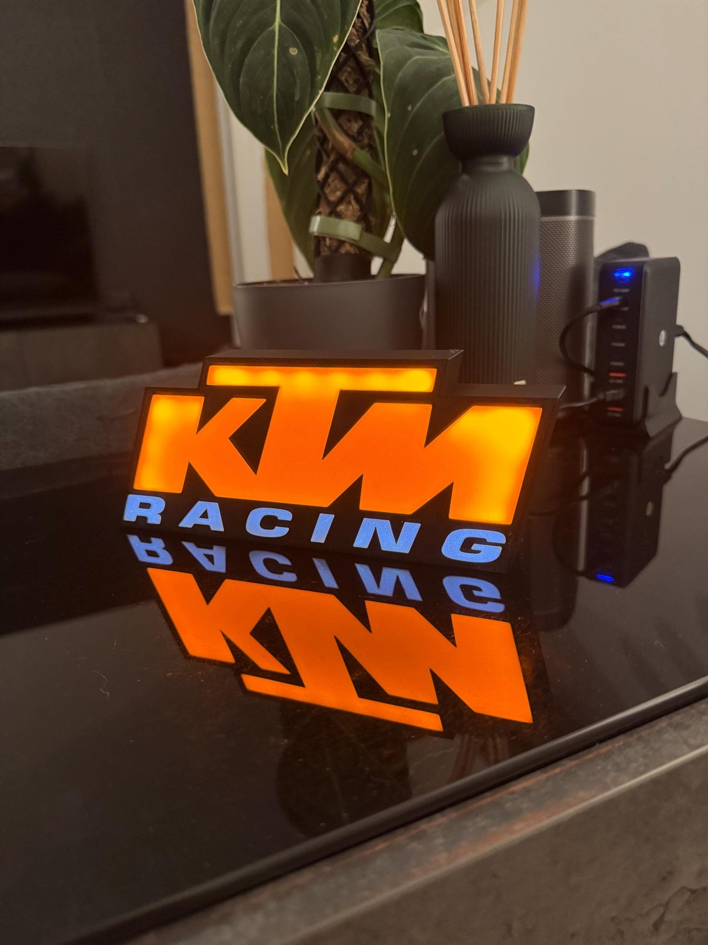 KTM Racing Lightbox – Die Freiheit des Rennsports im eigenen Raum