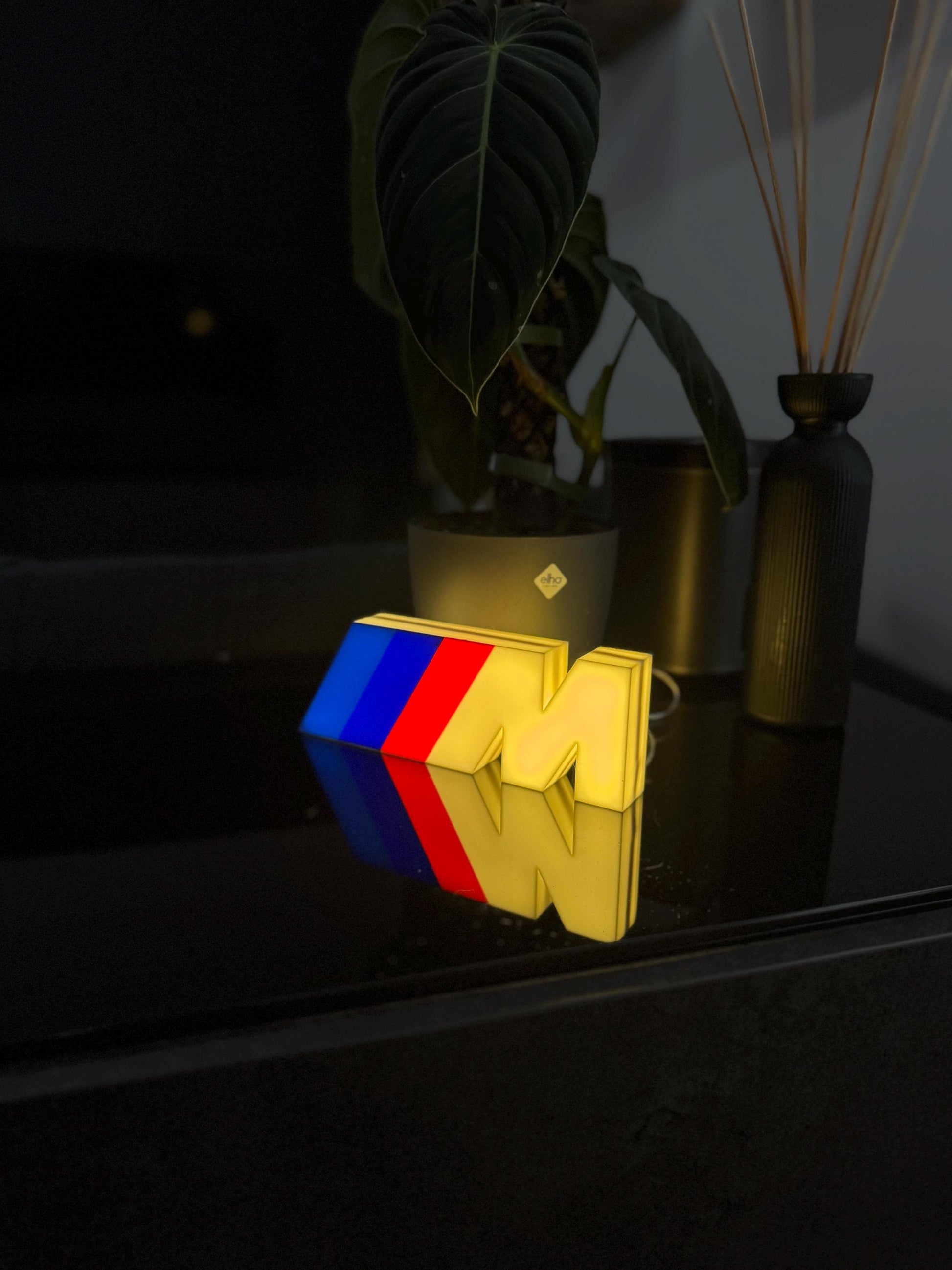 BMW M Lightbox, Lampe – Bringe die Power der M-Streifen zum Leuchten!