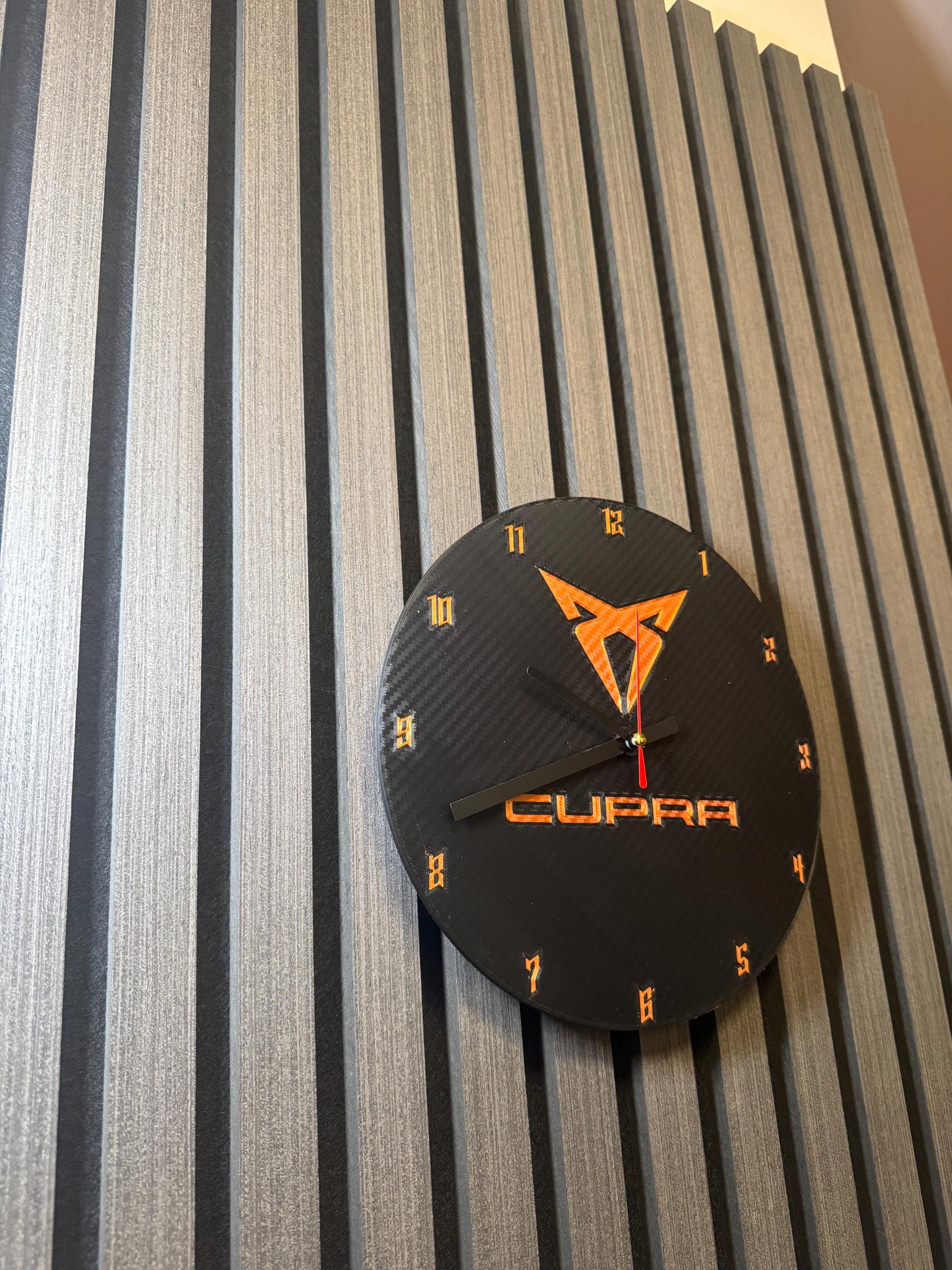 CUPRA Wanduhr – Eleganz in Bronze und Schwarz