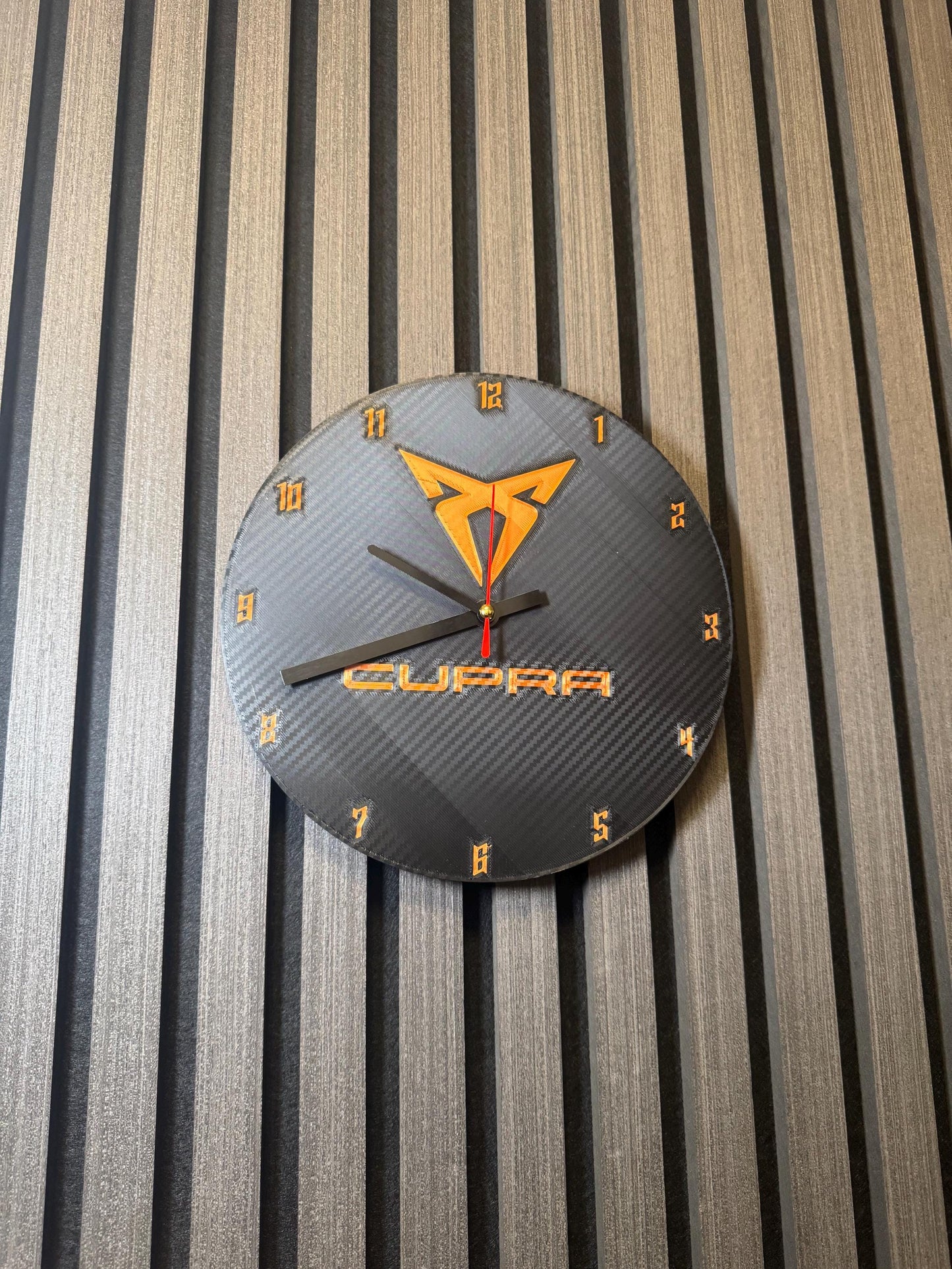 CUPRA Wanduhr – Eleganz in Bronze und Schwarz
