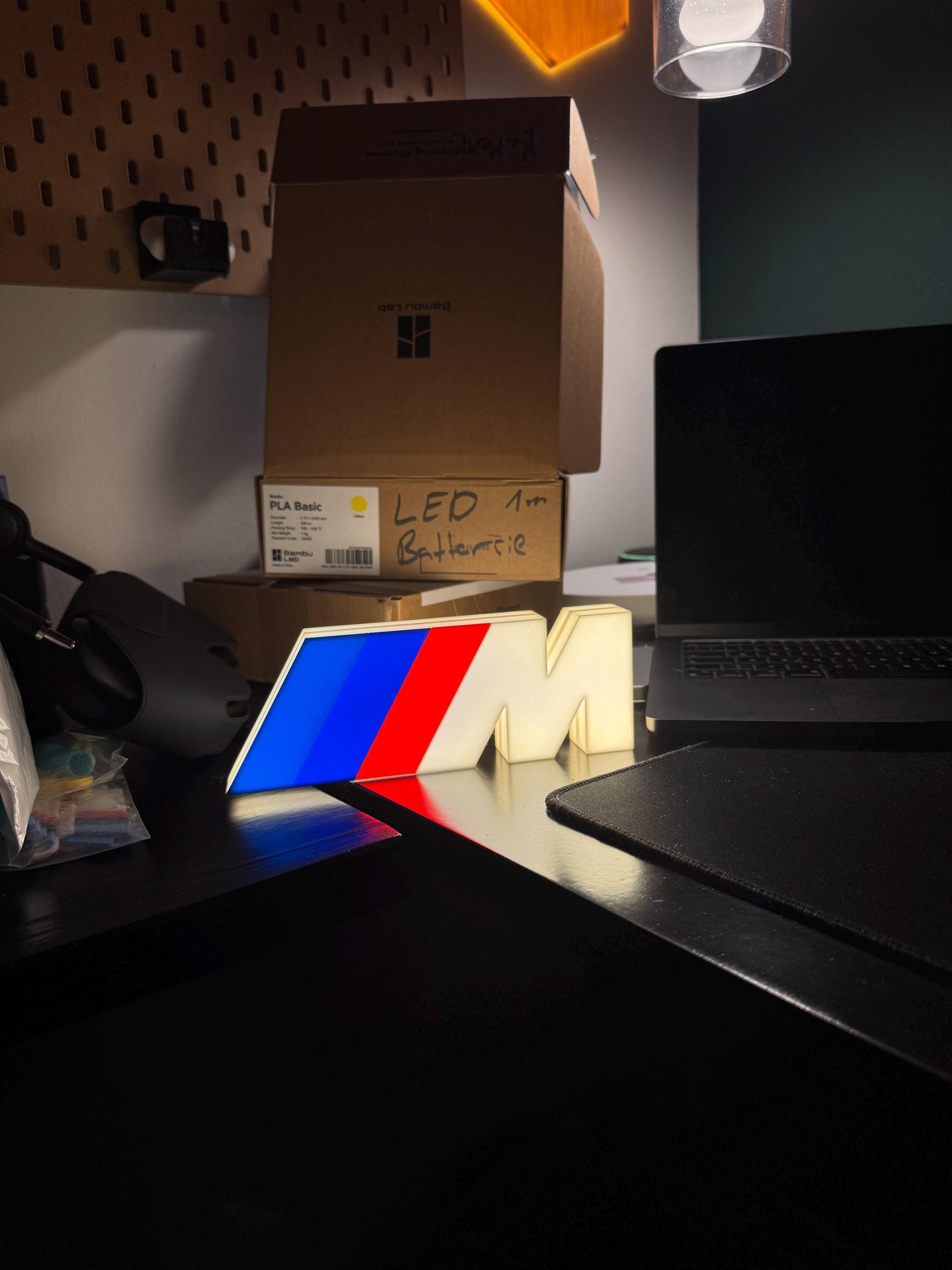 BMW M Lightbox, Lampe – Bringe die Power der M-Streifen zum Leuchten!