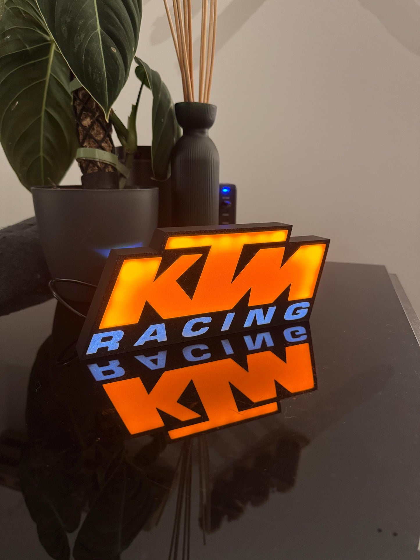 KTM Racing Lightbox – Die Freiheit des Rennsports im eigenen Raum