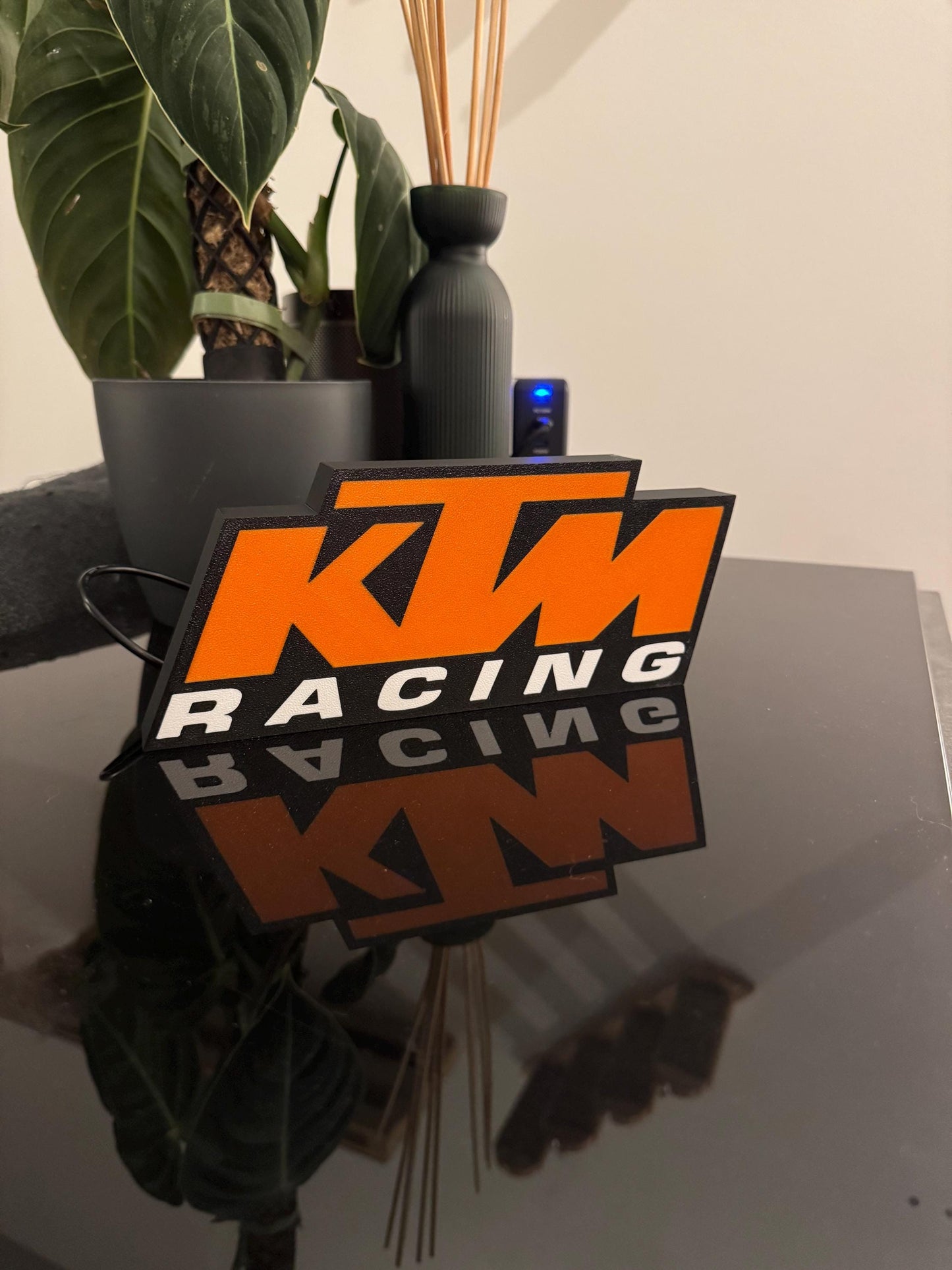 KTM Racing Lightbox – Die Freiheit des Rennsports im eigenen Raum