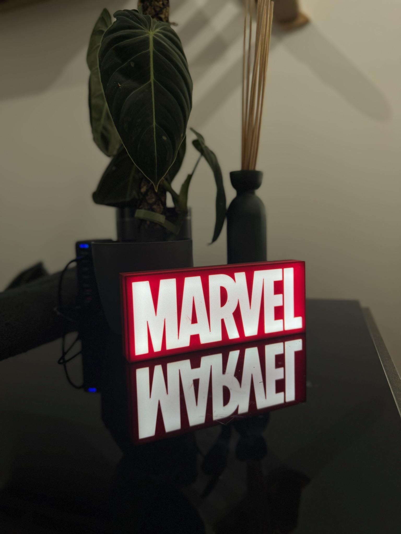 Episches Marvel-Universum: Leuchtende Helden in Action