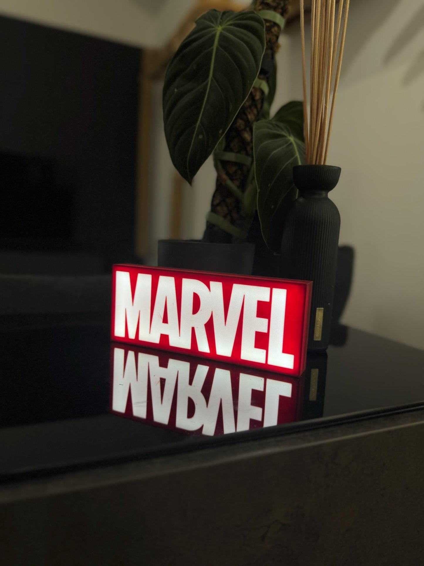 Episches Marvel-Universum: Leuchtende Helden in Action