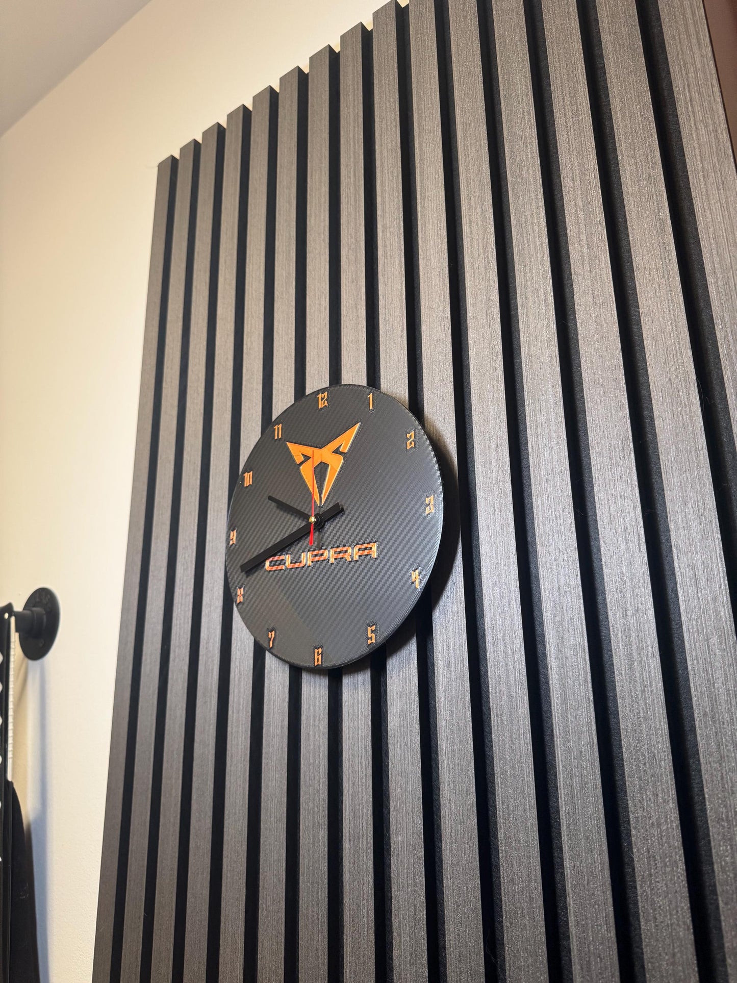CUPRA Wanduhr – Eleganz in Bronze und Schwarz