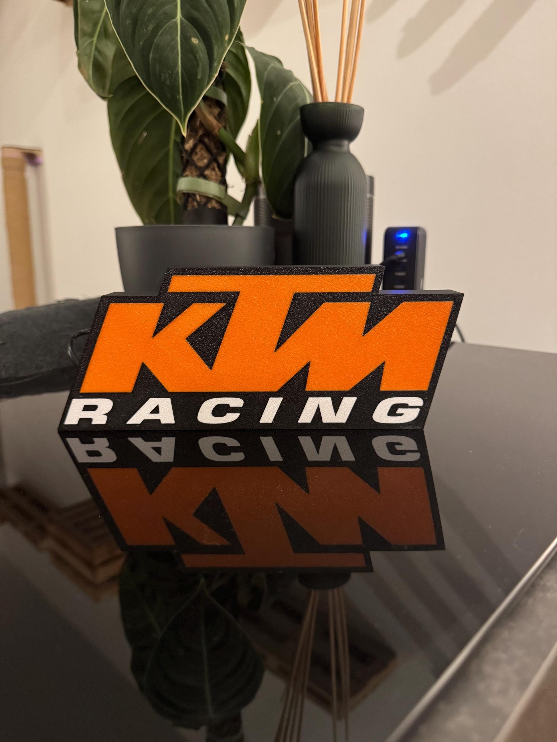 KTM Racing Lightbox – Die Freiheit des Rennsports im eigenen Raum